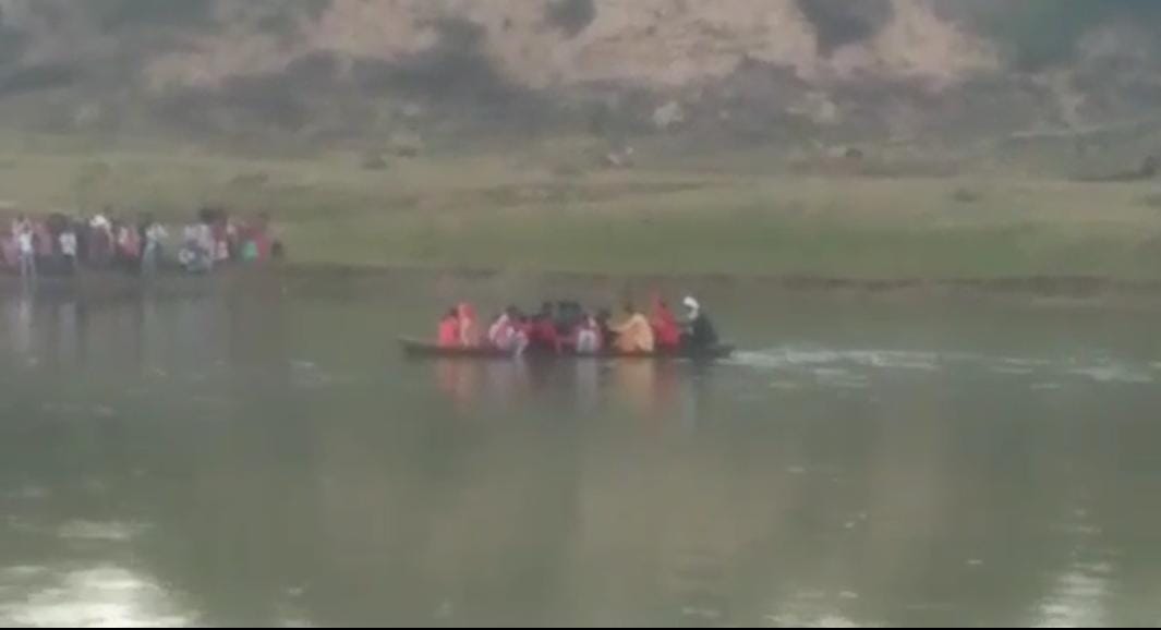 नदी में नाव डूबी, भंडारा खाकर लौट रहे लोग डूबे, 10 को बचाया, 2 लापता