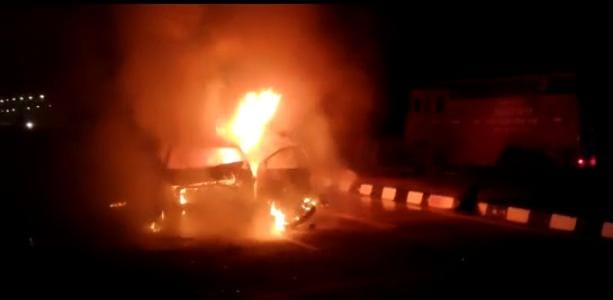 VIDEO: फोरलेन पर बाईक और कार की जोरदार भिड़ंत, पिता-पुत्र की दर्दनाक मौत, कार में लगी आग