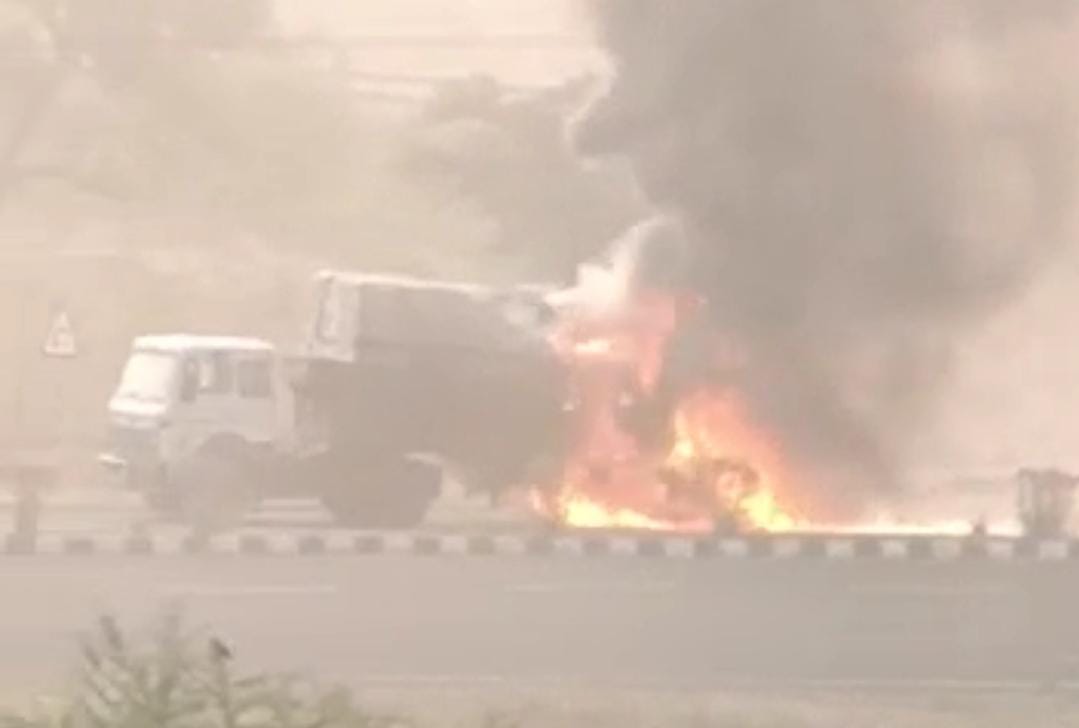 Betul: मुलताई-अमरावती फोरलेन पर ट्रक में अचानक लगी आग, सुबह की सैर कर रहें लोगों ने दी सूचना
