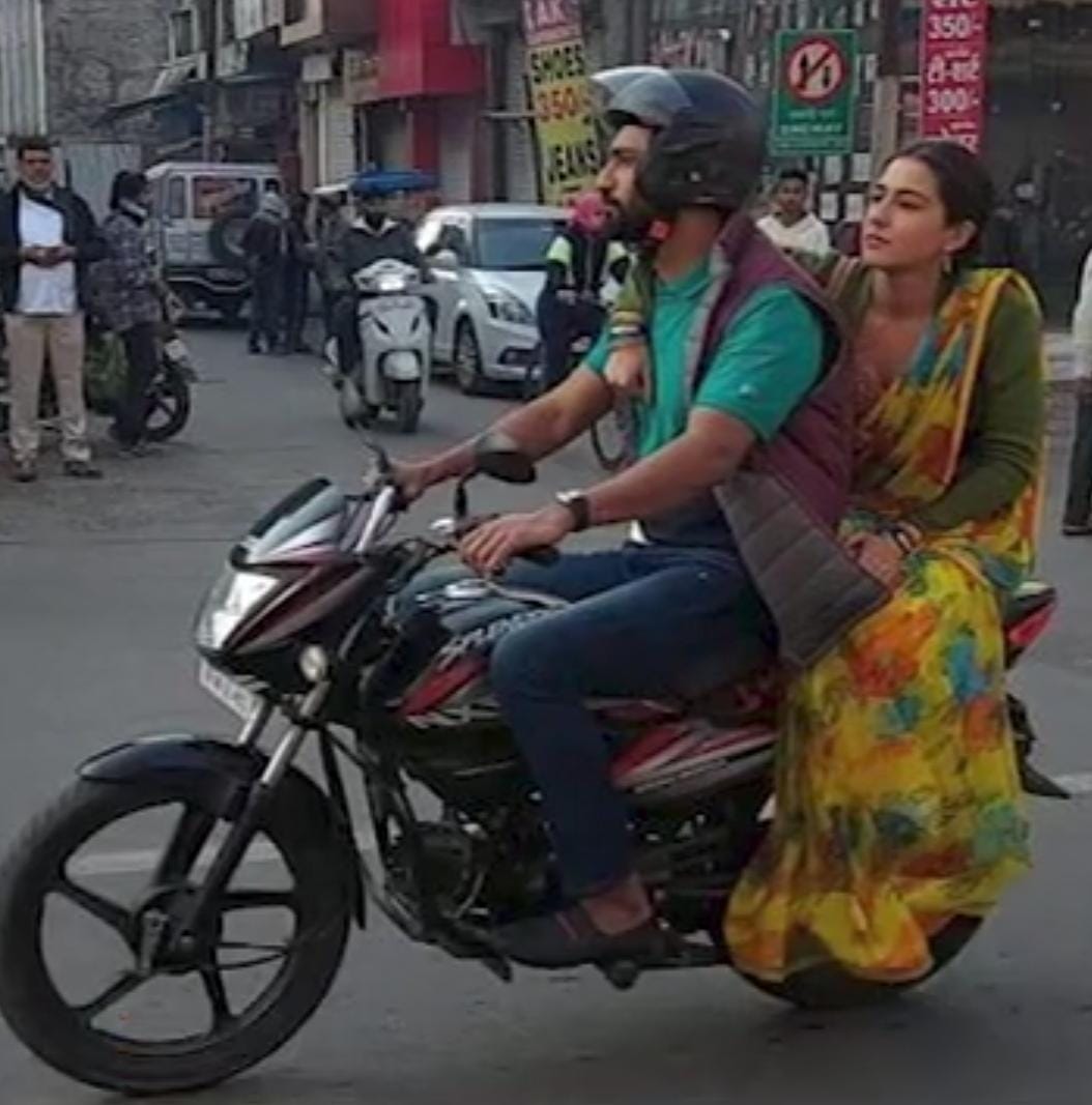 इंदौर की गलियों में अभिनेत्री सारा अली को मोटरसाइकिल में घुमाकर फंसे एक्टर विक्की कौशल