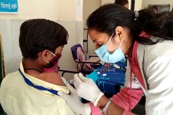 Indore News : इंदौर में वैक्सीनेट हुए किशोर, 10 जनवरी तक टीकाकरण पूरा करने का लक्ष्य