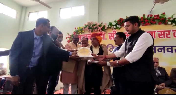 Chhatarpur: प्रोफेसर सीएम शुक्ला का शानदार विदाई समारोह, गुरु के सम्मान में विदेशों से आए शिष्य