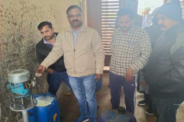 मुरैना : खाद्य विभाग की टीम ने बिलगांव में दूध डेयरी पर की छापामार कार्रवाई