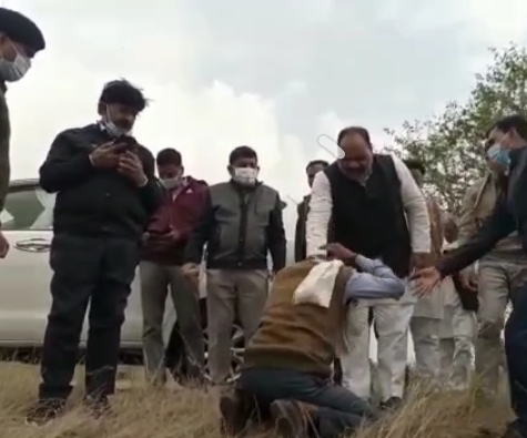 Shivpuri news: पूर्व विधायक महेंद्र सिंह यादव के पैरों में सर पटक-पटक कर रोया किसान
