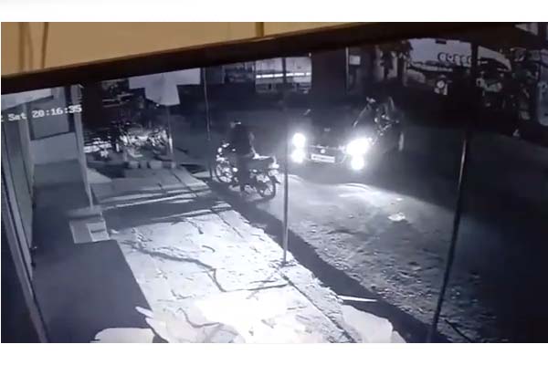 आलीराजपुर : बाइक चलाते में एक शख्स की हुई मौत, घटना पूरी CCTV कैमरे में हुई कैद