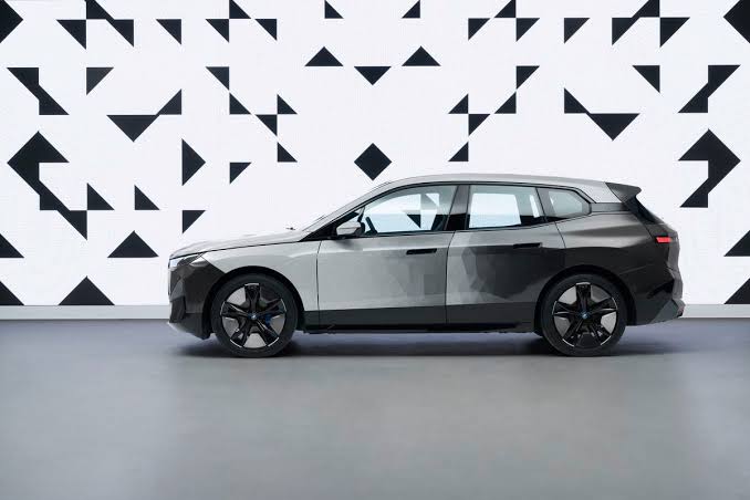 BMW की नई रंगीन पेशकश, एक क्लिक में रंग बदलेगी कार