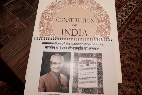 जबलपुर के चित्रकार स्व. राममनोहर सिन्हा ने संविधान की मूलकृति के प्रथम पृष्ठ सहित कई पेजो को सहेजा