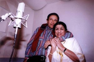 Lata Mangeshkar Forever : तस्वीरों के माध्यम से जानें दिवंगत गायिका का अब तक का सफर