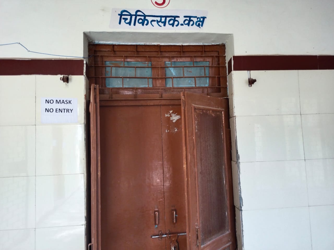 Bhind News - दबोह कस्बे के प्राथमिक स्वास्थ्य केन्द्र में लगा ताला, इलाज नहीं मिलने से मरीज हो रहे परेशान