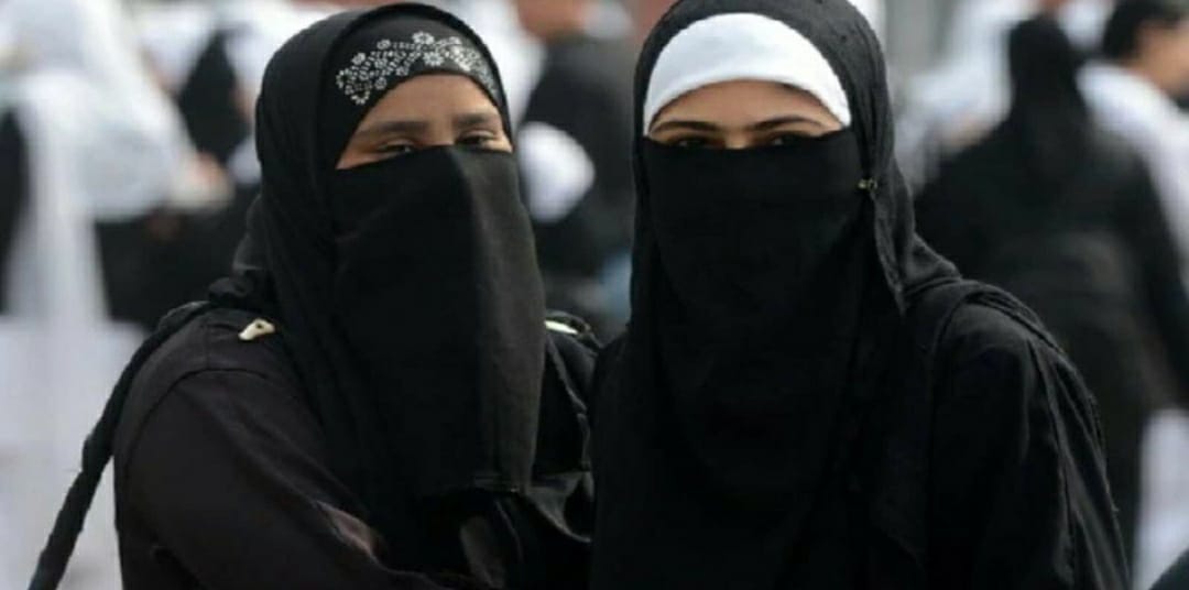 Hijab Controversy: शर्लिन चौपड़ा का प्रियंका गांधी से सवाल, कॉलेज में बिकनी पहन सकते हैं ?