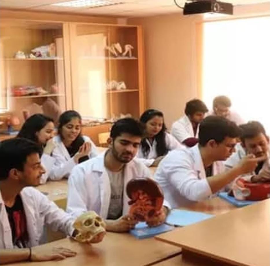 आखिर क्यों जाते है भारत के छात्र यूक्रेन में MBBS करने