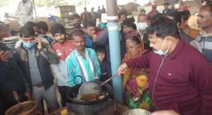कांग्रेस का विरोध जारी, ऊर्जा मंत्री प्रद्युम्न सिंह तोमर ने सब्जी व्यापारियों को खिलाये मंगोड़े