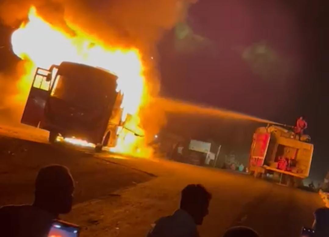 Betul News : बस में लगी आग, कुछ पल में जलकर हुई खाक, देखें वीडियो