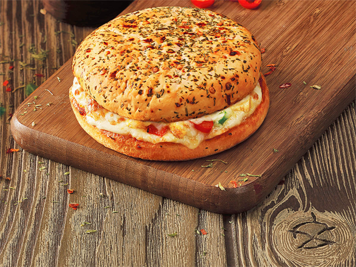 बार-बार बाहर के खाने पर क्यों करना पैसे खर्च, घर पर ही बनाए डॉमिनोज स्टाइल टेस्टी पिज्जा-बर्गर