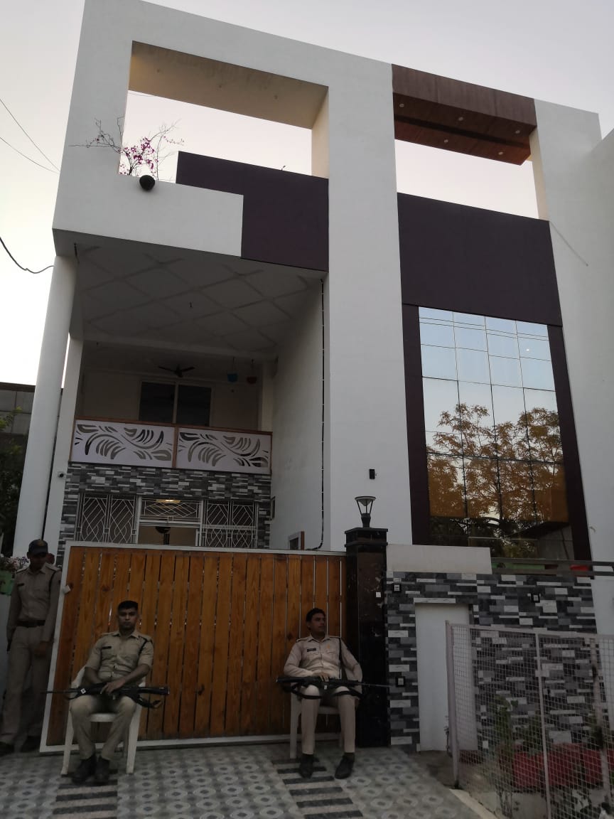 Jabalpur EOW का बड़ा एक्शन, प्राध्यापक के घर से करोड़ों की अवैध संपत्ति जब्त, कार्रवाई जारी