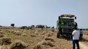 Morena News: हाईकोर्ट की अवहेलना करते हुए सरकारी तंत्र ने गरीब किसानों के खेत में चलाया हार्वेस्टर