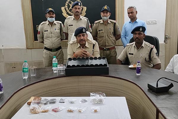 मुरैना : चोरों के कब्जे से पुलिस ने 5 लाख रुपए के सोने चांदी के आभूषण किए बरामद