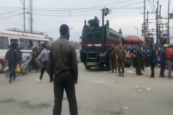 श्रीनगर में ग्रेनेड हमला, 1 की मौत, पुलिसकर्मियों समेत 24 घायल