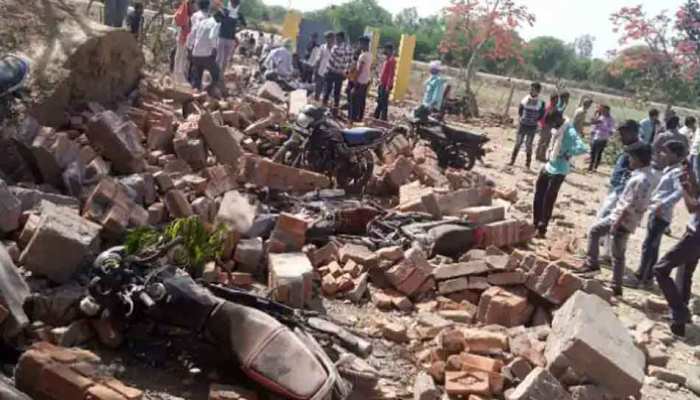 छतरपुर में कालेज की दीवार गिरी, दो छात्रों की मौत, चार गंभीर