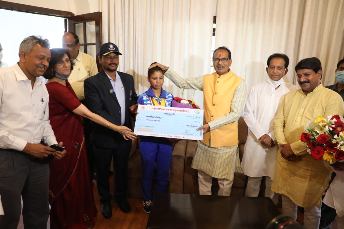MP News: 7 स्वर्ण पदक जीतने वाली कावेरी ढीमर को सीएम शिवराज ने दिया ₹11 लाख का चेक