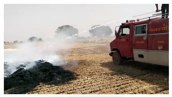 Bhind News: ग्राम सिद्धपुरा के हार में गेहूं के ढेर में लगी आग, 2 बीघा की फसल जलकर हुई खाक