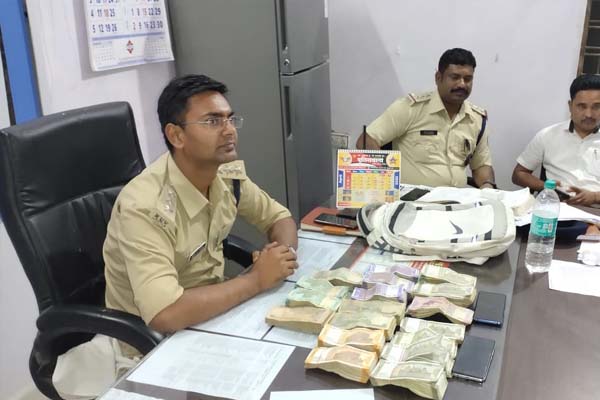 आईपीएल का सट्टा खिलाते दो गिरफ्तार, आरोपियों के कब्जे से 2 लाख, 86 हजार रुपये जब्त