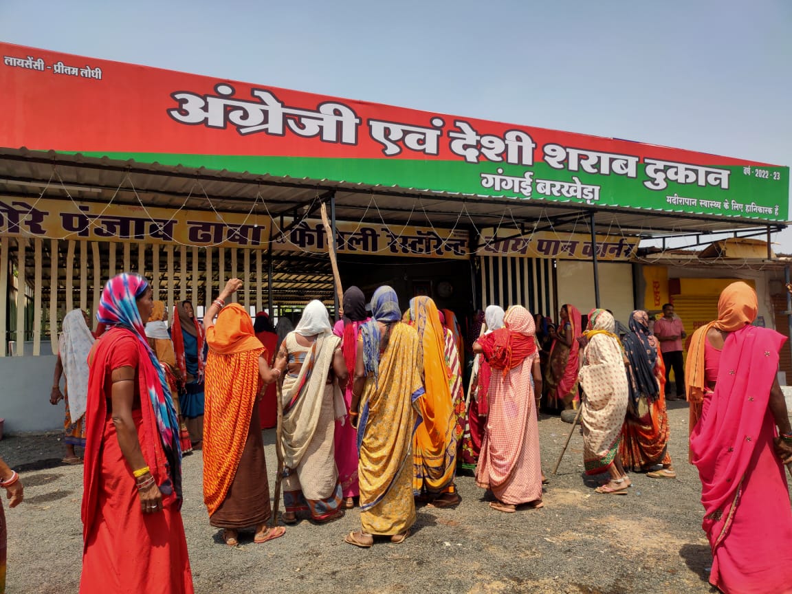 जबलपुर में महिलायें शराब दुकान बंद कराने डंडे-लाठियों के साथ उतरी मैदान में