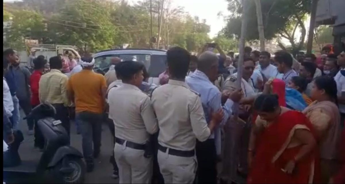 जबलपुर में शराब दुकान का विरोध कर रही महिलाओं ने संचालक को सरेराह जमकर धुना