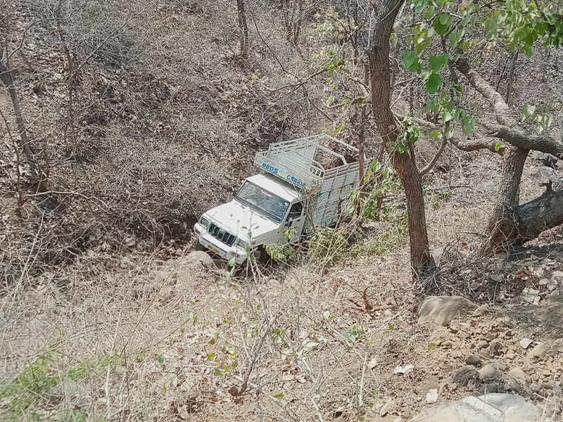 Barwani Road Accident : 50 फीट नीचे खाई में गिरा पिकअप वाहन, 2 की मौत, 20 से अधिक घायल