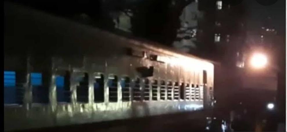 मुंबई के माटुंगा रेलवे स्टेशन पर पुडुचेरी और गदक एक्सप्रेस टकराई -एक ही ट्रेक पर आने से हुआ हादसा