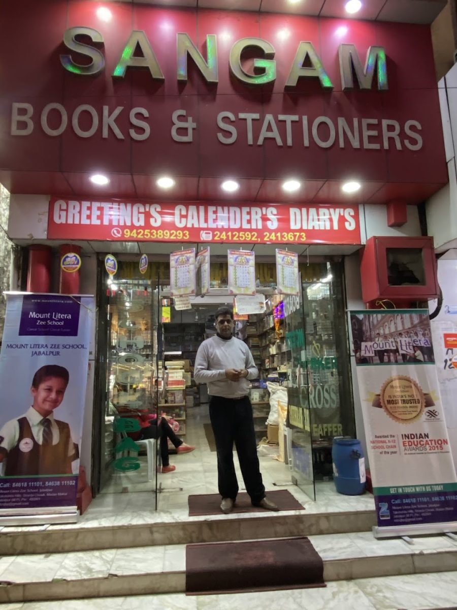 जबलपुर में मनमाने रेट पर कापी-किताबे बेच रहे बुक डिपो पर प्रशासन के आदेश के बाद रेड