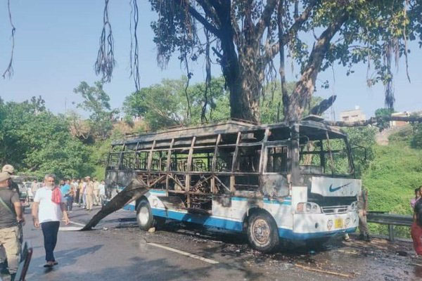 कटरा में यात्री बस में लगी भीषण आग, 4 की मौत, 20 यात्री घायल