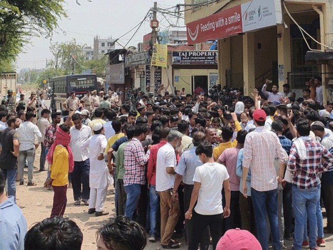 दिल्ली : अतिक्रमण हटाने पहुंची टीम पर मदनपुर खादर में पथराव, पुलिस ने विधायक को हिरासत में लिया