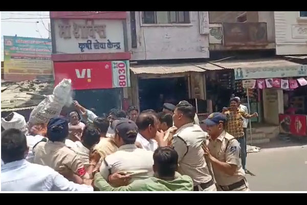 कांग्रेस कार्यकर्ताओं द्वारा मुख्यमंत्री के पुतला दहन के दौरान पुलिस से जमकर हुई झूमाझपटी