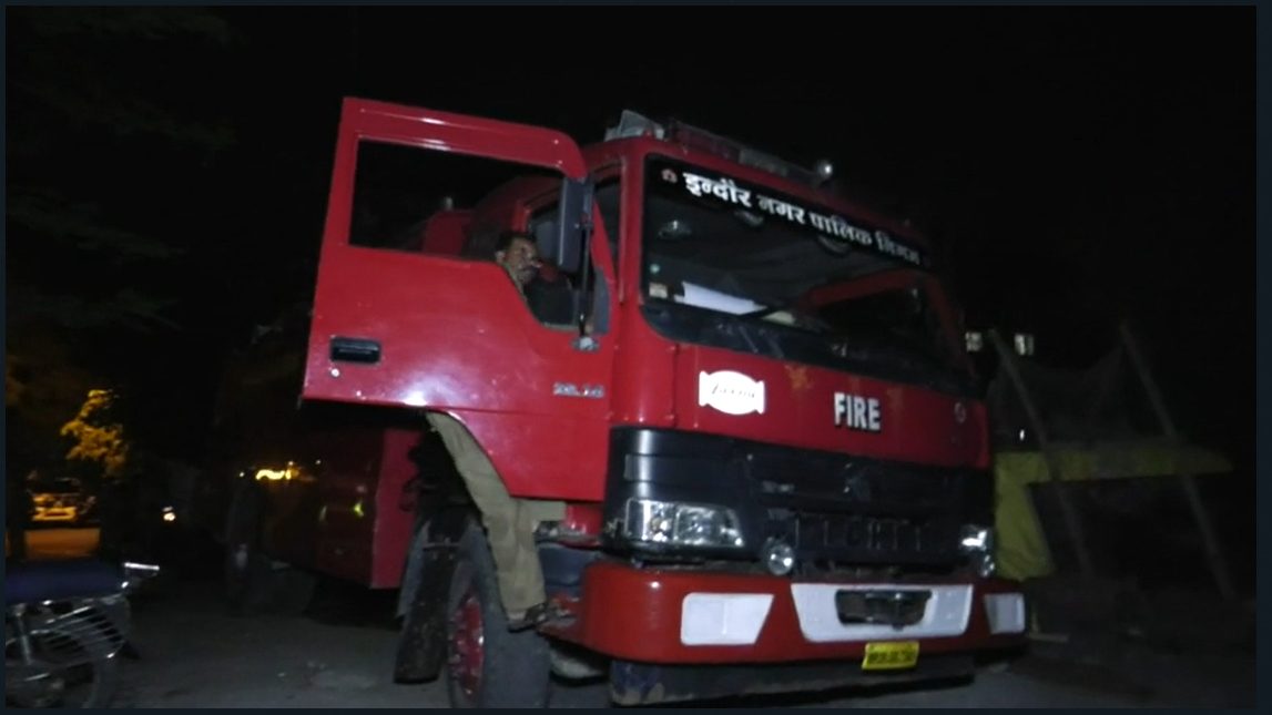 इंदौर में महिला थाने के पास धमाकों के साथ लगी आग, जब्ती के वाहन आये आग की चपेट में