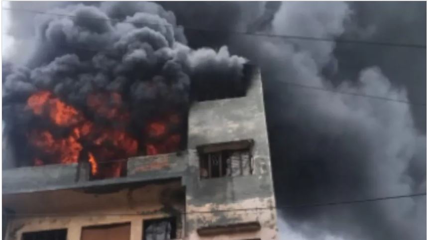 दिल्ली के मुंडका के बाद अब बवाना की थिनर फैक्ट्री में लगी भीषण आग