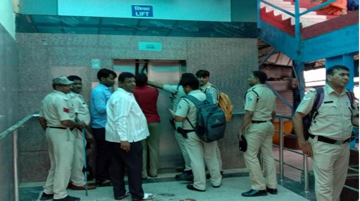 रतलाम : रेलवे स्टेशन की लिफ्ट में फंसे 28 यात्री, मचा हड़कंप
