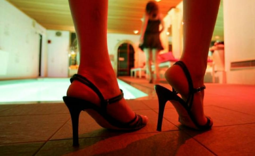 Sex Racket : स्पा सेंटर की आड़ में हो रहा था देह व्यापार, 02 महिलाएं गिरफ्तार