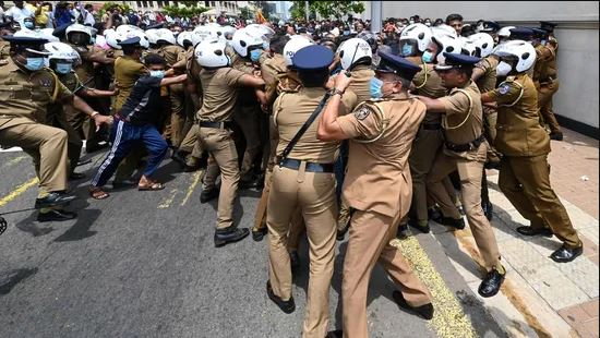 श्रीलंका संकट : विरोध तेज होने पर, देश में सीधे गोली मारने के आदेश, प्रदर्शनकारियों ने महिंदा राजपक्षे का घर भी फूंक डाला