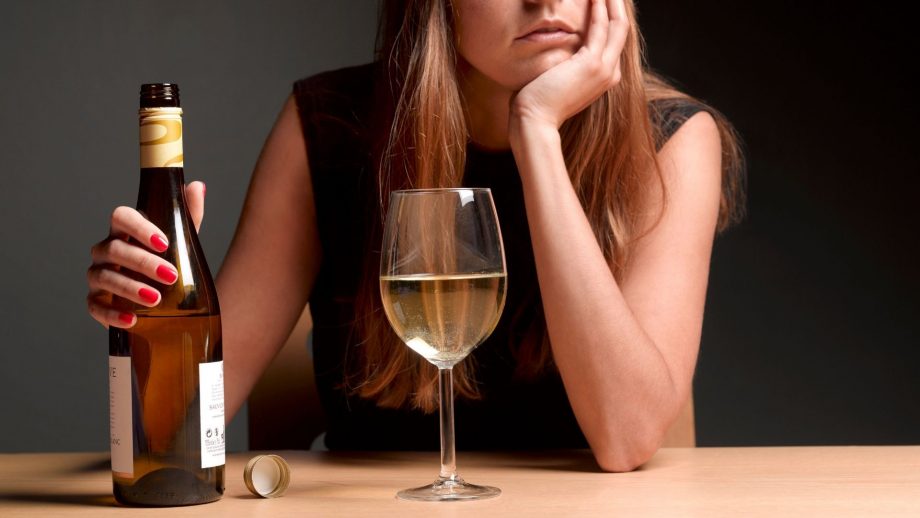 महिलाओं के लिए शराब पीना ज्यादा हानिकारक हो सकता है, यहां जानिए कैसे