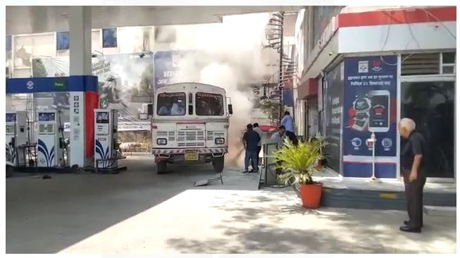 इंदौर के बीआरटीएस स्थित पेट्रोल पंप पर लगी आग, हैरान कर देने वाला वीडियो आया सामने