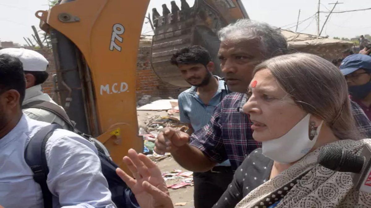 दिल्ली : अतिक्रमण पर एक्शन, शाहीन बाग पहुंचा बुलडोजर