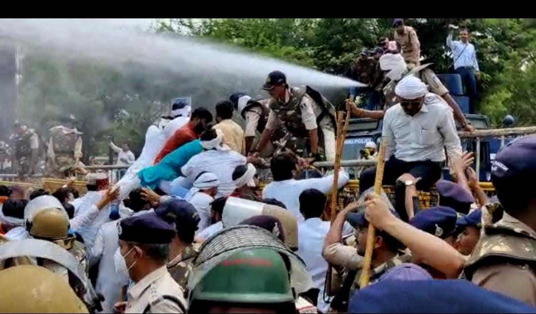 भोपाल : यूथ कांग्रेस के प्रदर्शन में चले वाटर कैनन, भारी पुलिस बल ने रोका यूथ कांग्रेस को आगे बढ़ने से