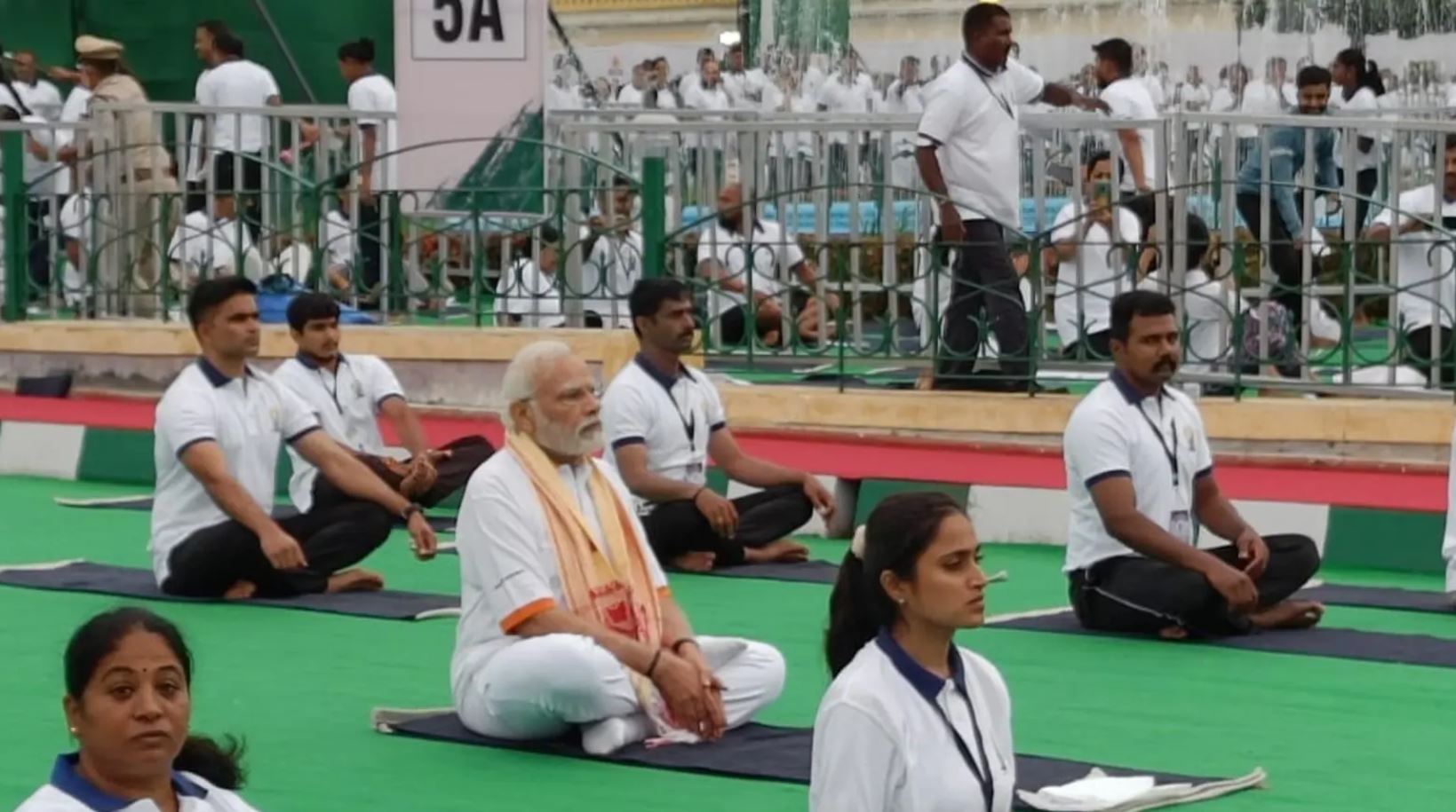 International Yoga Day 2022: मैसूर में पीएम मोदी ने राष्ट्र के साथ किया योग, कहा - योग ब्रह्मांड में शांति लाता है