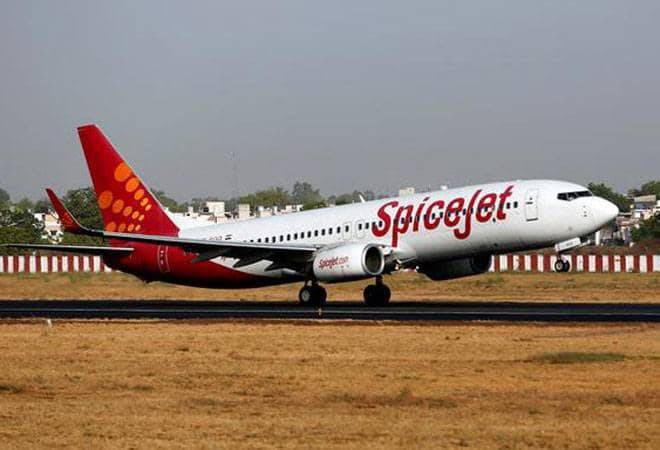 जबलपुर एयरपोर्ट में स्पाइसजेट की फ्लाइट में आई तकनीकी खराबी, रनवे पर ही रुका विमान