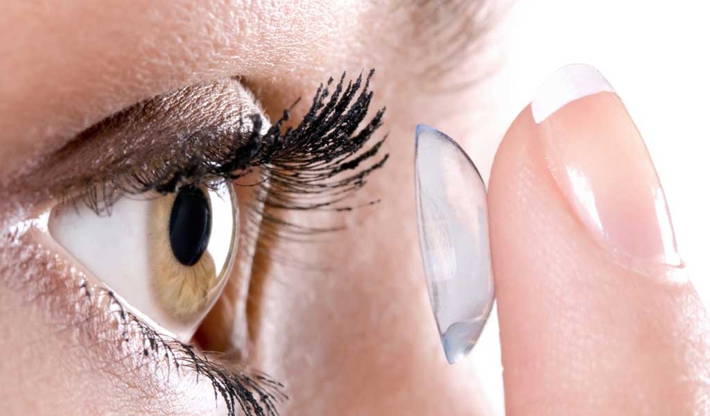 क्या आप भी सुंदर दिखने के लिए आंखों में करते हैं Contact Lenses का इस्तेमाल? तो हो जाएं सावधान