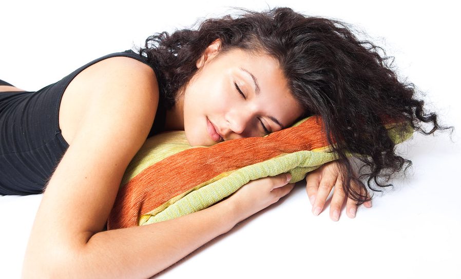 Astrology: सोते समय बेड पर इन चीजों को रखना बन सकता है आपकी बर्बादी का कारण, जाने क्यों