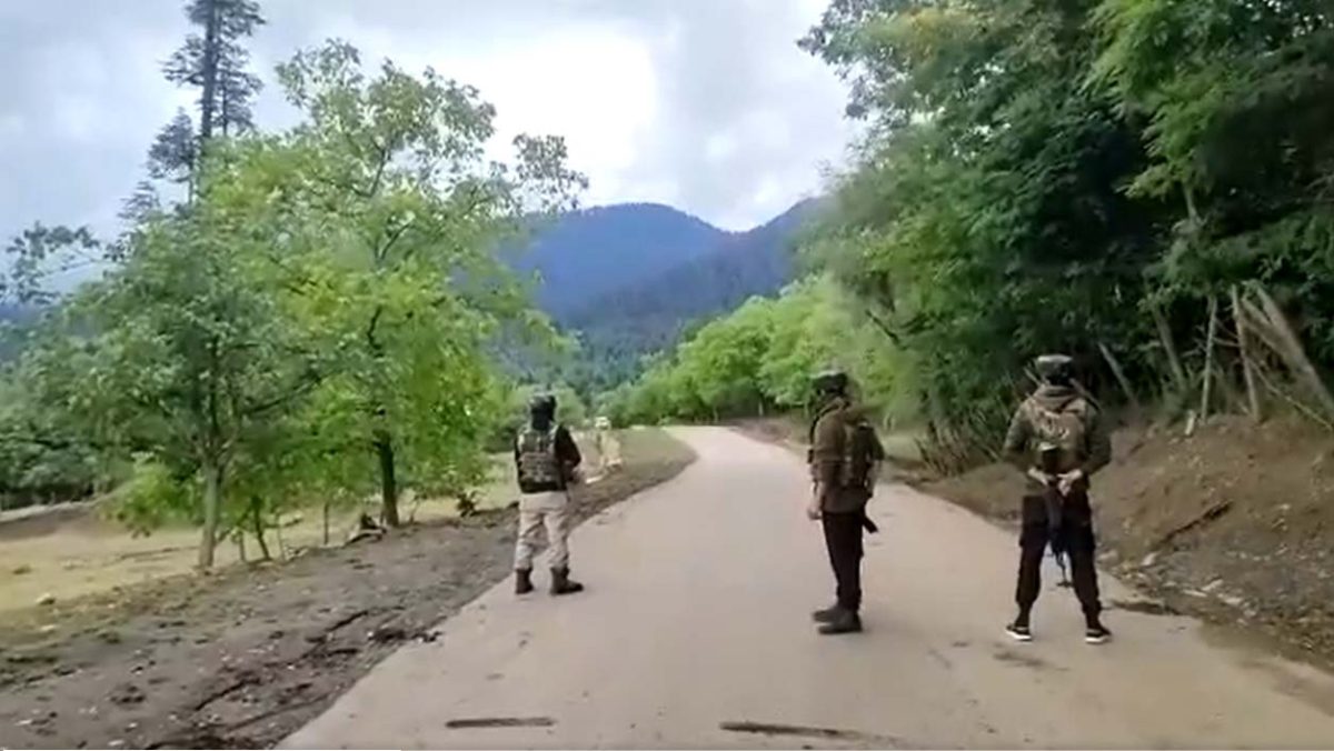 Jammu and Kashmir : कुपवाड़ा और कुलगाम में मुठभेड़, तीन आतंकी ढेर