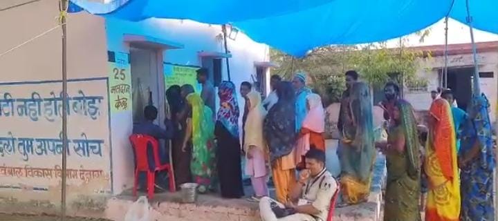 Panchayat Election : पहले चरण का मतदान शुरू, देवास में ग्रामीणों में दिख रहा खासा उत्साह, सुरक्षा के पुख्ता बंदोबस्त