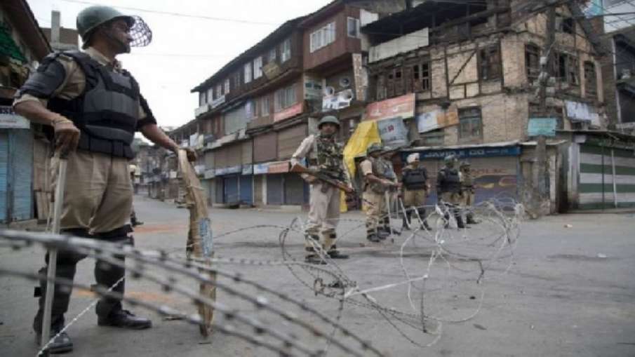 जम्मू - कश्मीर : कुलगाव में एक और गैर-कश्मीरी पर हमला, बैंक मैनेजर को मारी गोली